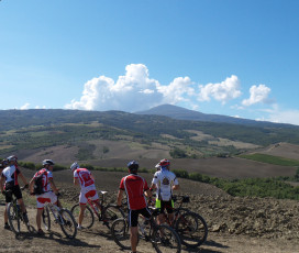 Val d’Orcia Knights: Bike Tour, Cooking Class, Banquet        