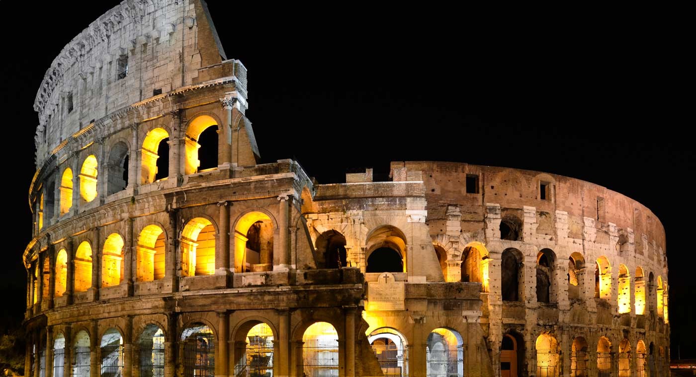 La luna sul Colosseo