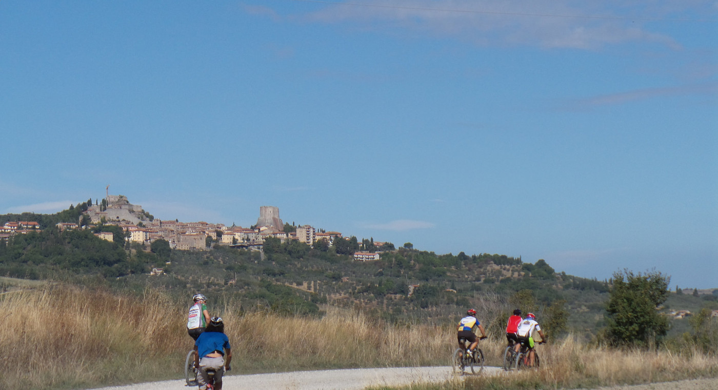 Val d’Orcia Knights: Bike Tour, Cooking Class, Banquet        