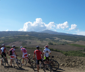 I Cavalieri della Val d'Orcia: tour in bici, corso di cucina e banchetto       