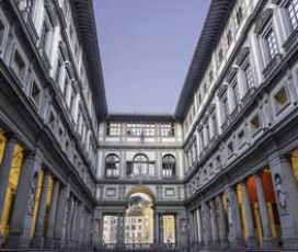Galleria degli Uffizi con ingresso al Museo Archeologico